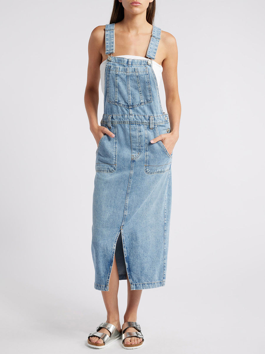 Robe salopette en jean fendue sur le devant