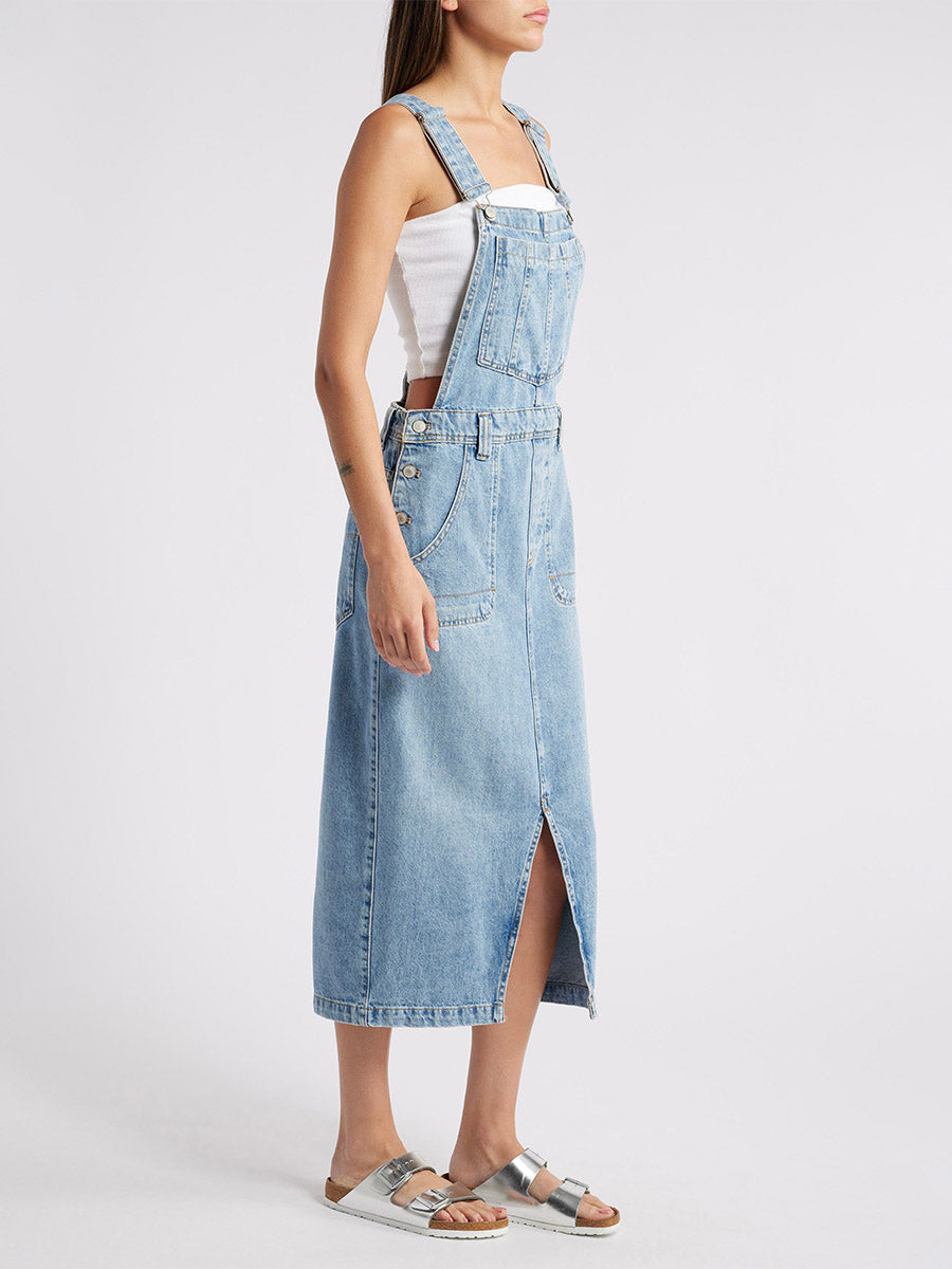 Robe salopette en jean fendue sur le devant