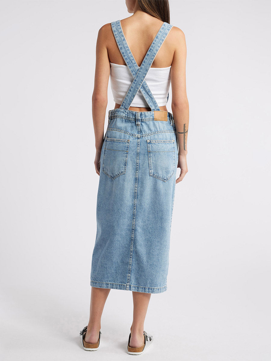 Robe salopette en jean fendue sur le devant