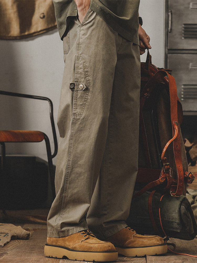 Herren-Cargohose mit weitem Bein und seitlichen Knopfdetails