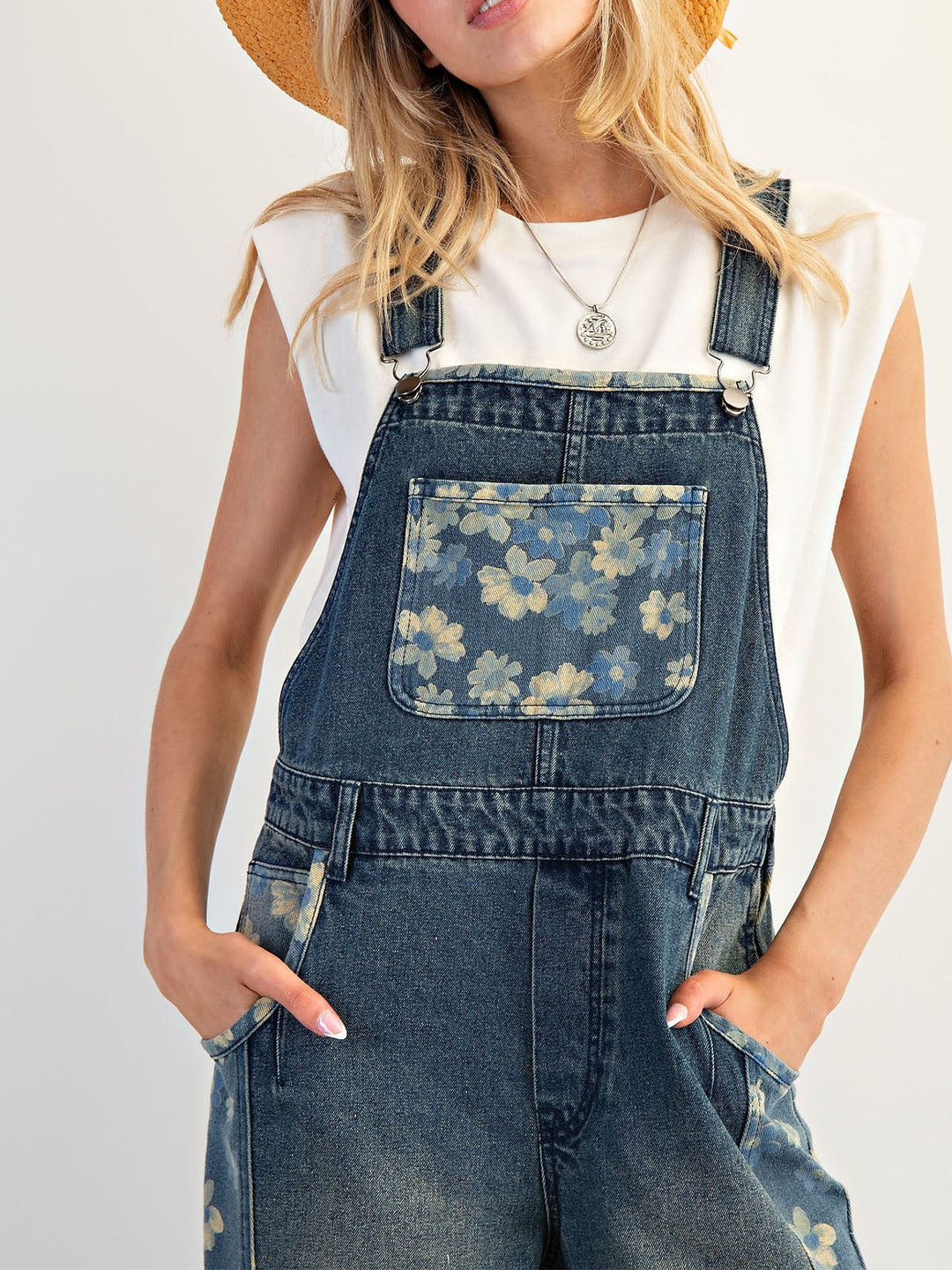 Latzhose aus Denim mit Blumenmuster