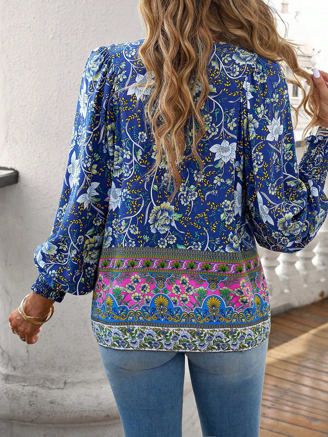 Damen-Bluse mit Boho-Blumenmuster und Schleifenkragen