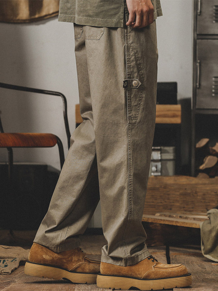 Herren-Cargohose mit weitem Bein und seitlichen Knopfdetails