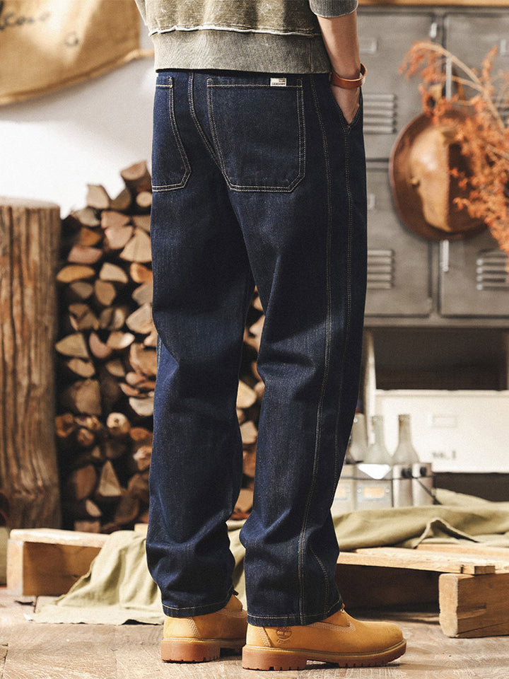 Herrenjeans mit weitem Bein, dunklem Denim und kontrastierenden Nähten im Retro-Stil