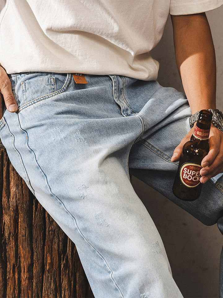 Jean pour homme avec délavage subtil et détails vintage effet usé
