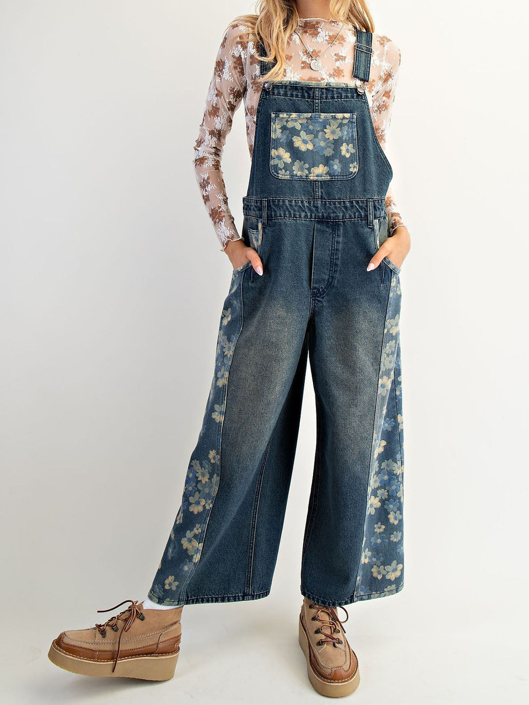 Latzhose aus Denim mit Blumenmuster