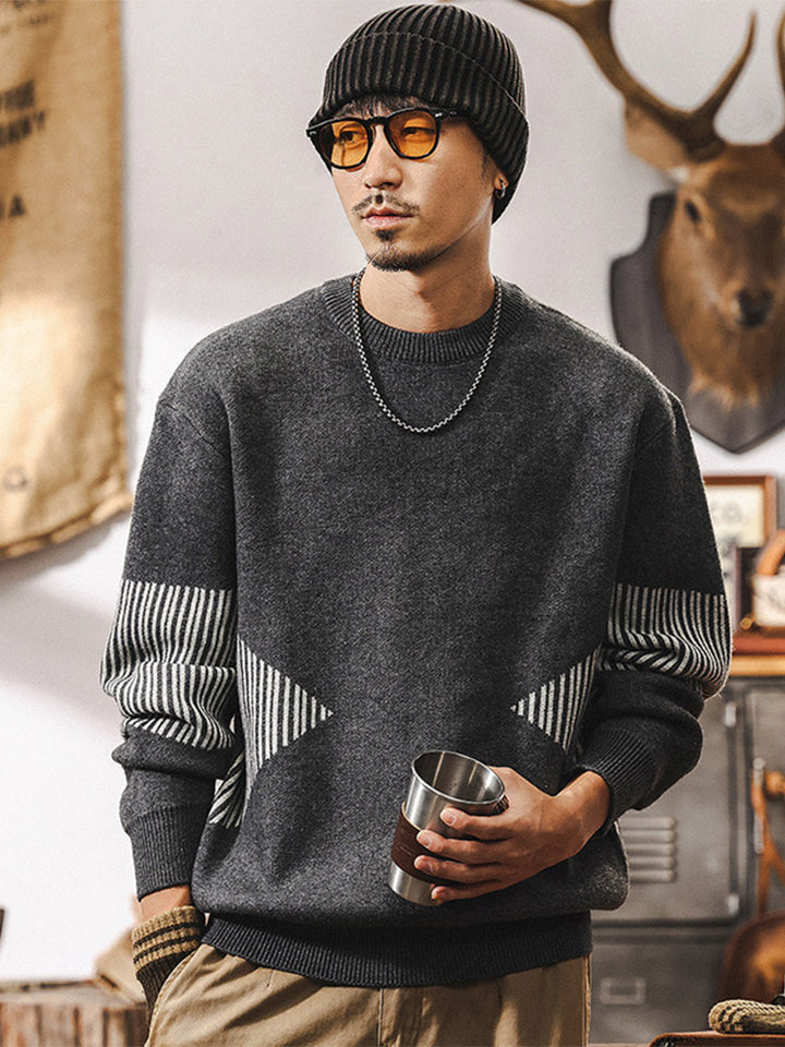 Herren Rundhals‑Strickpullover mit gestreiften Ärmeln