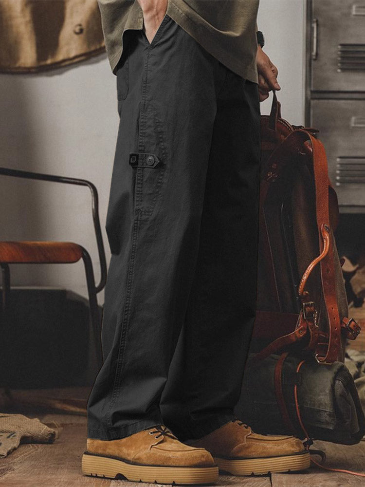 Herren-Cargohose mit weitem Bein und seitlichen Knopfdetails