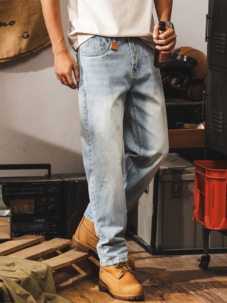 Jean pour homme avec délavage subtil et détails vintage effet usé