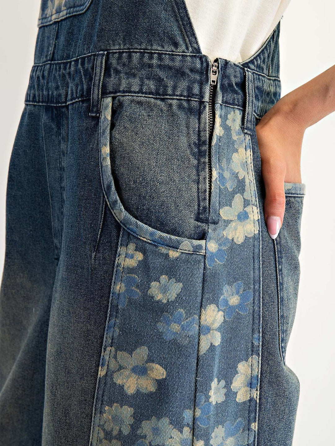 Latzhose aus Denim mit Blumenmuster