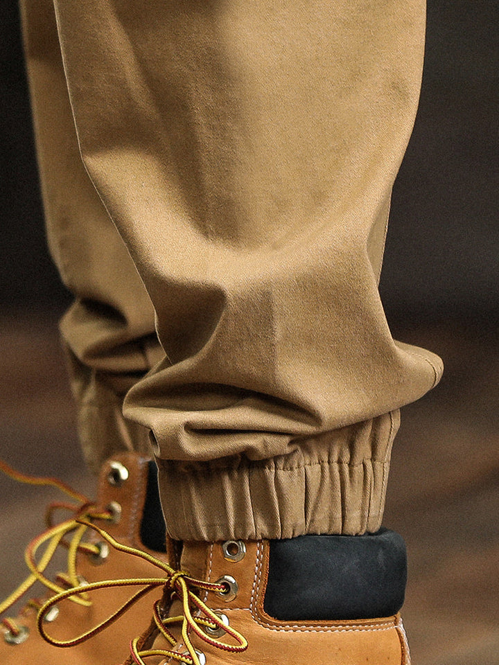 Herren-Cargohose mit elastischem Bund, Knopfleiste und schmal zulaufendem Bein