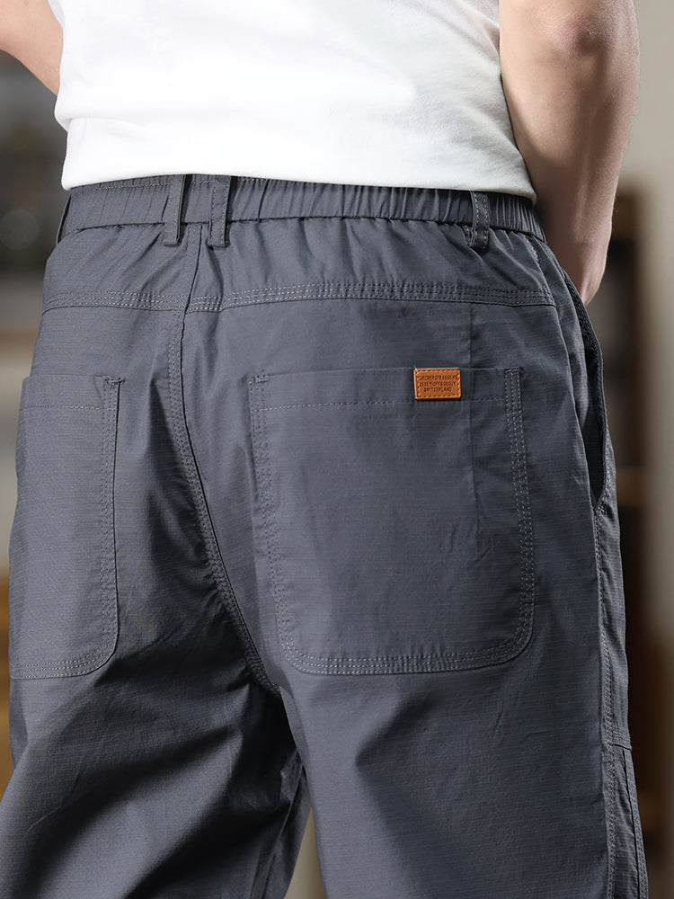 Pantalon cargo fuselé à ourlet élastique et étiquette patch pour homme