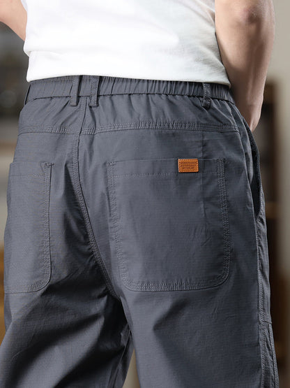 Pantalon cargo fuselé à ourlet élastique et étiquette patch pour homme