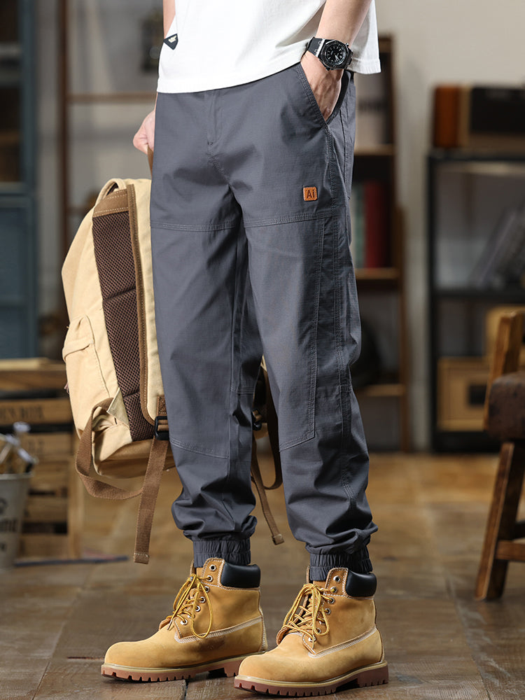 Pantalon cargo fuselé à ourlet élastique et étiquette patch pour homme