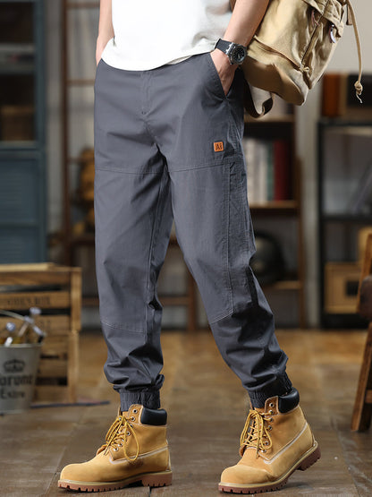 Pantalon cargo fuselé à ourlet élastique et étiquette patch pour homme