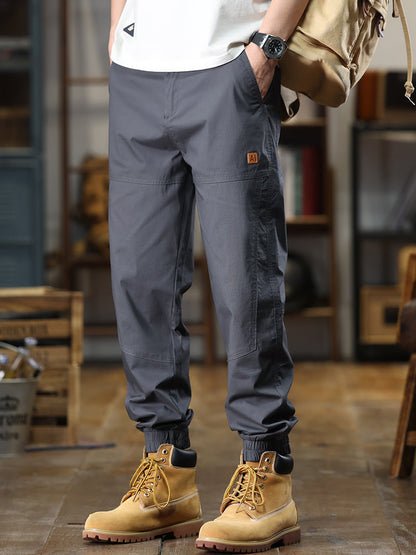 Pantalon cargo fuselé à ourlet élastique et étiquette patch pour homme