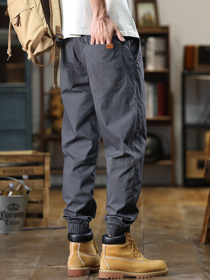 Pantalon cargo fuselé à ourlet élastique et étiquette patch pour homme