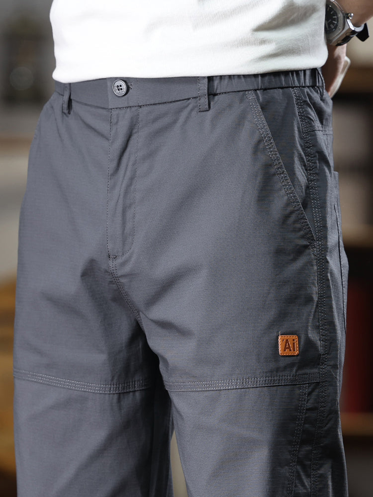 Pantalon cargo fuselé à ourlet élastique et étiquette patch pour homme