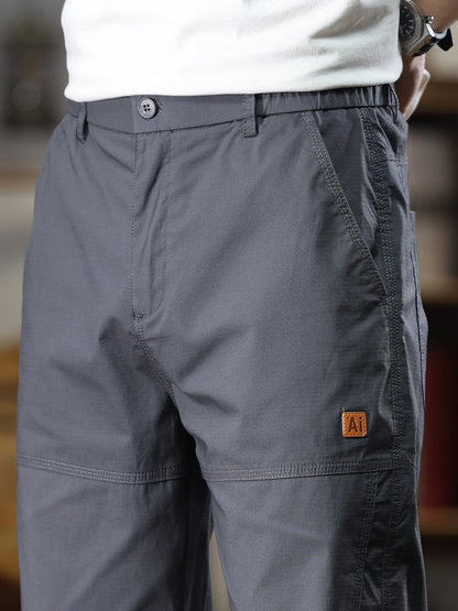 Pantalon cargo fuselé à ourlet élastique et étiquette patch pour homme