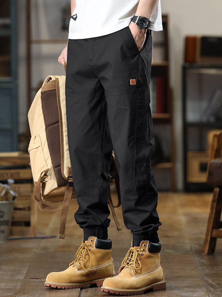 Pantalon cargo fuselé à ourlet élastique et étiquette patch pour homme
