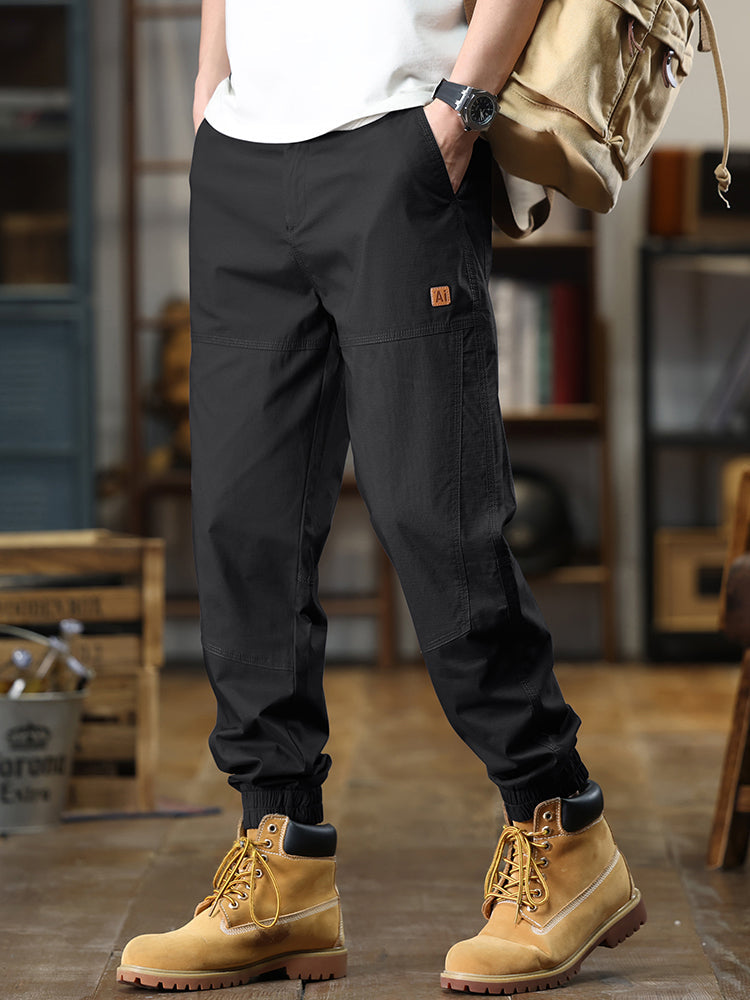 Pantalon cargo fuselé à ourlet élastique et étiquette patch pour homme