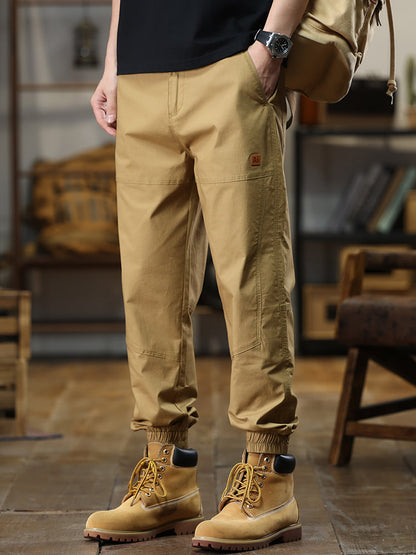 Pantalon cargo fuselé à ourlet élastique et étiquette patch pour homme