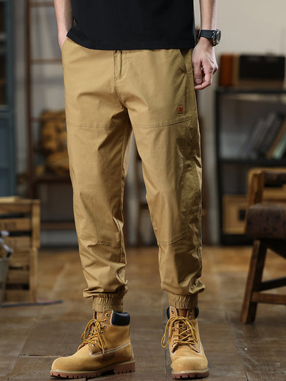 Pantalon cargo fuselé à ourlet élastique et étiquette patch pour homme