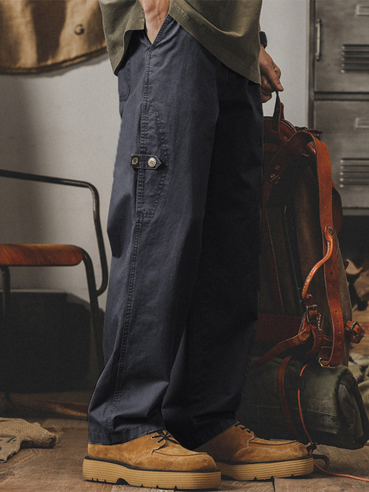 Herren-Cargohose mit weitem Bein und seitlichen Knopfdetails