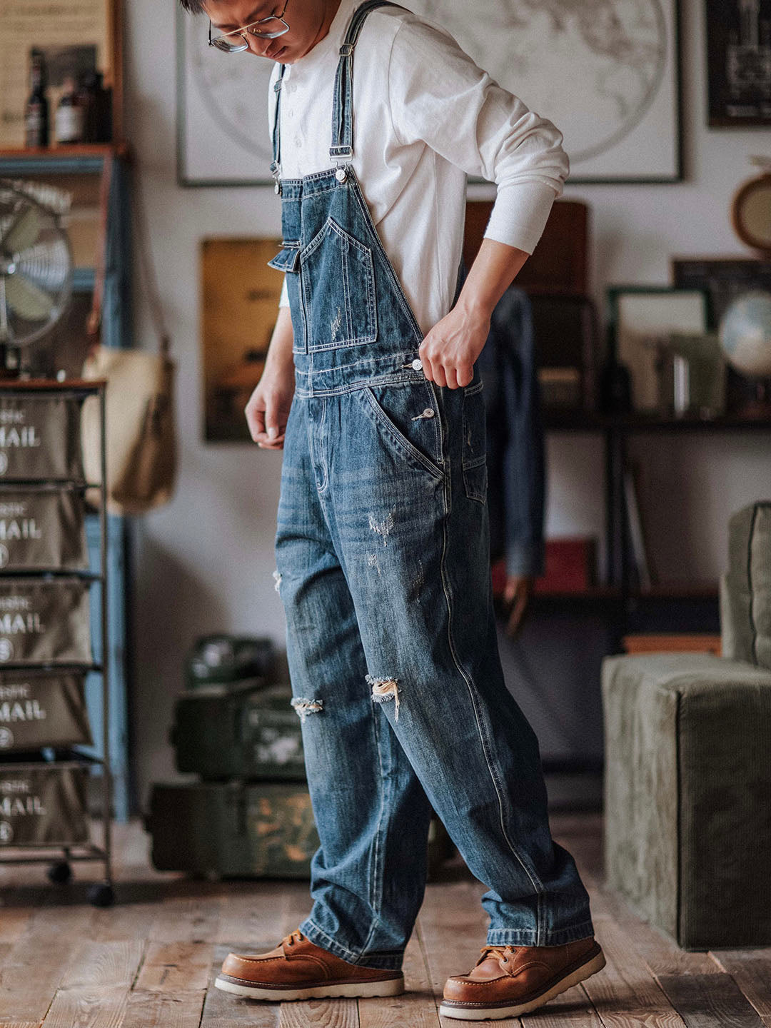 Salopette in denim usurato da uomo