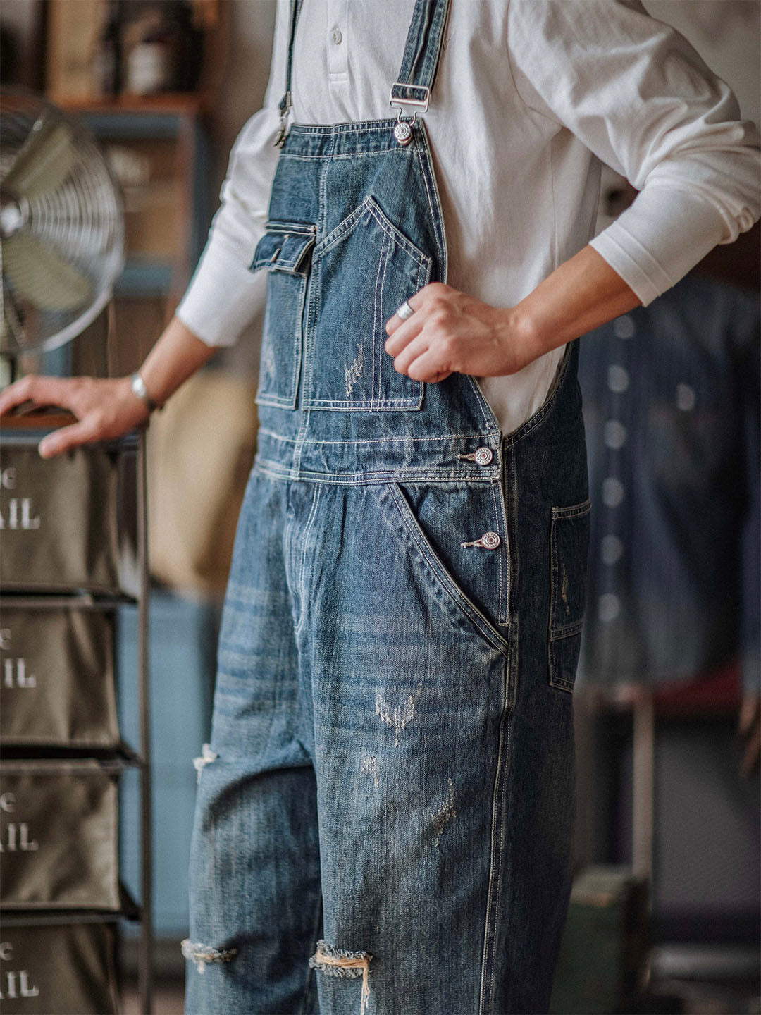 Salopette in denim usurato da uomo
