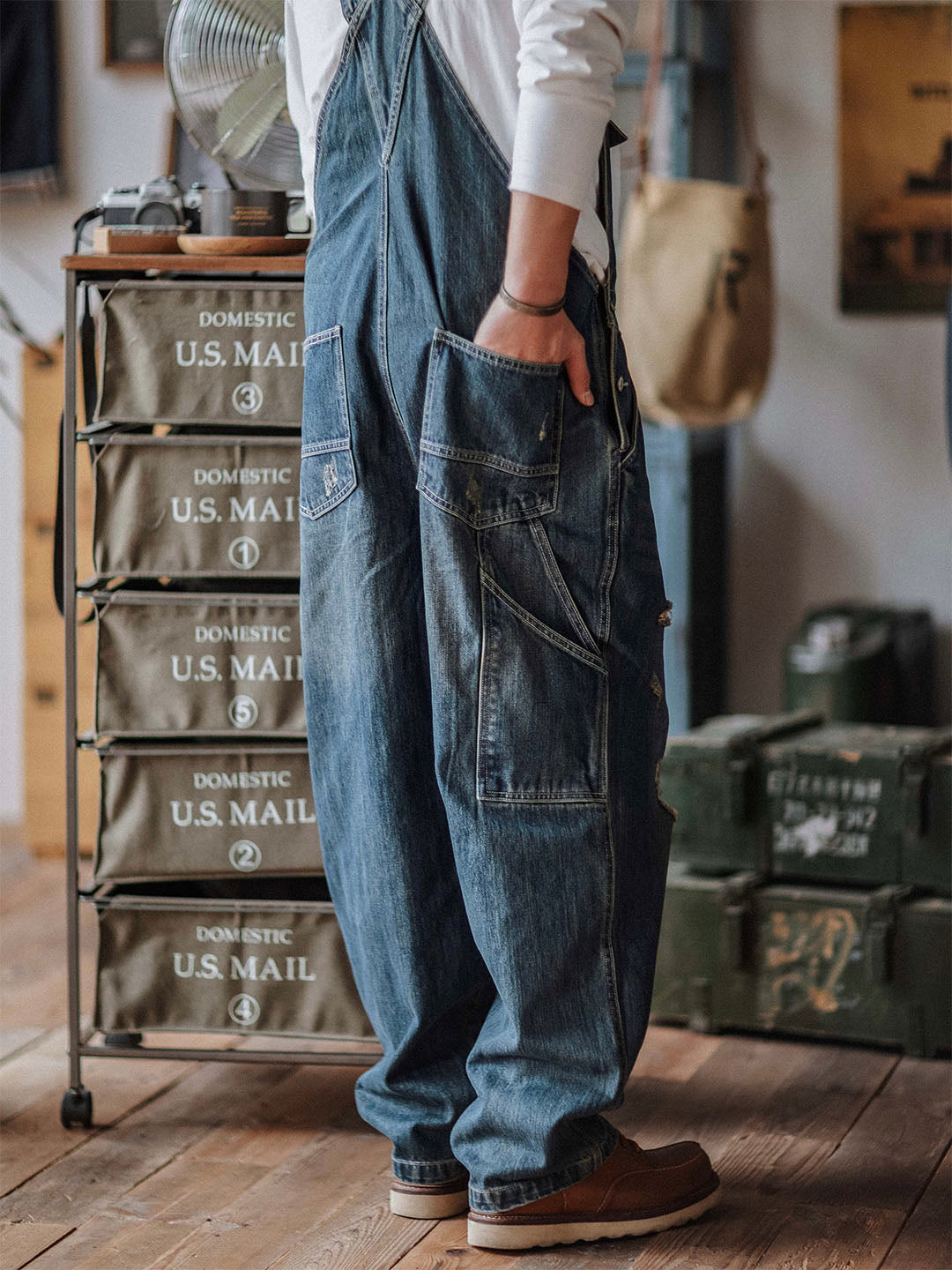Salopette in denim usurato da uomo