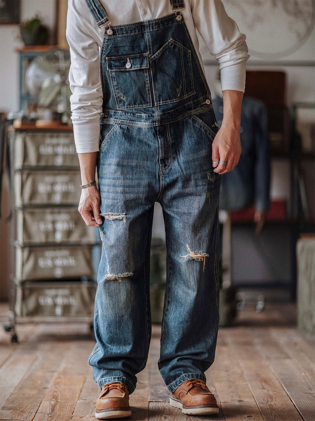 Salopette in denim usurato da uomo