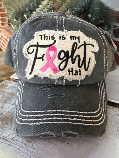 Dies ist die Baseballkappe „My Fight Hat“ mit aufgesticktem Distressed Pink Ribbon